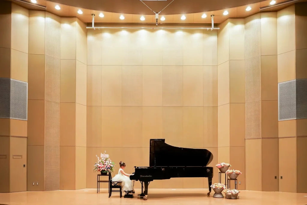 グランドピアノ2台を備えた発表会ステージで演奏する生徒(たるのピアノ教室・群馬県高崎市)